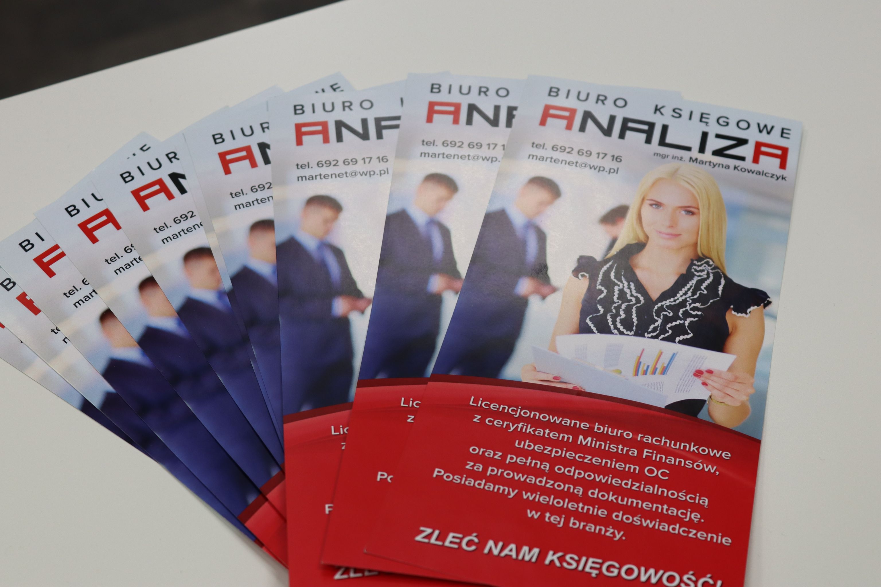 Rozłożone wachlarzem ulotki Biura Księgowego ANALIZA z danymi kontaktowymi